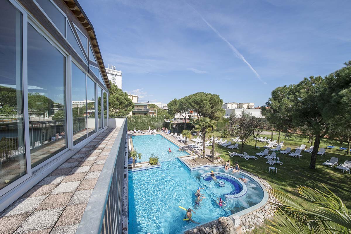 piscina-esterna-3-hotel-terme-milano-abano